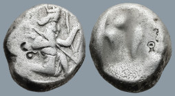 ACHAEMENID EMPIRE. Time of Darios I to Xerxes II (485-420 BC). Sardes.
AR Siglos (14,6mm 5,4g)
Obv: Persian king in kneeling-running stance right, h...