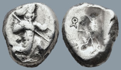 ACHAEMENID EMPIRE. Time of Darios I to Xerxes II (485-420 BC). Sardes.
AR Siglos (14,1mm 5,5g)
Obv: Persian king in kneeling-running stance right, h...