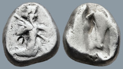 ACHAEMENID EMPIRE. Time of Darios I to Xerxes II (485-420 BC). Sardes.
AR Siglos (14,5mm 5,5g)
Obv: Persian king in kneeling-running stance right, h...