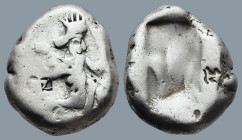 ACHAEMENID EMPIRE. Time of Darios I to Xerxes II (485-420 BC). Sardes.
AR Siglos (14,3mm 5,5g)
Obv: Persian king in kneeling-running stance right, h...