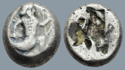 ACHAEMENID EMPIRE. Time of Artaxerxes I to Darius II (Circa 450-420 BC). Sardes.
AR Siglos (14,4mm 5,3g)
Obv: Persian king in kneeling-running stanc...