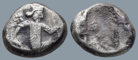 ACHAEMENID EMPIRE. Time of Artaxerxes II to Artaxerxes III (Circa 375-340 BC). Sardes.
AR Siglos (16,2mm 5,3g)
Obv: Persian king in kneeling-running...