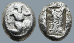 ACHAEMENID EMPIRE. Time of Artaxerxes II to Artaxerxes III (Circa 375-340 BC). Sardes.
AR Siglos (13,4mm 5,4g)
Obv: Persian king in kneeling-running...