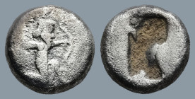 ACHAEMENID EMPIRE. Time of Darios I to Xerxes I (500-485 BC.) Sardes.
1/4 Siglos (10,2mm 1,4g)
Obv: Persian king or hero, wearing kidaris and kandys...