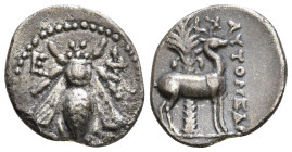 IONIA. Ephesos. Drachm (Circa 202-150 BC).
Obv: Ε - Φ. Bee.
Rev: Stag standing right; palm tree in background.4,00 g - 19,30 mm