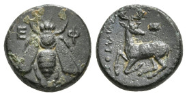 IONIA. Ephesos. Ae (Circa 202-133 BC). 
Obv: Ε - Φ.
Bee.
Rev: Stag kneeling left, head right; astragalos above. 2,08 g - 12,60 mm