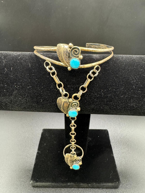 Modern Solid Silver Bracelet

Reference :
Condition: Very Fine

Weight: 17,...
