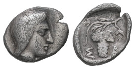 Kings of Thrace, Sitalkes/Saratokos. AR Diobol, 0.78 g 11.33 mm. Circa 444-424 BC.
Obv: Bare head of Saratokos to right.
Rev: Σ-Α Grape bunch on vine,...