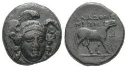 Ionia, Klazomenai. AE, 5.78 g. - 18.39 mm. Circa 386-301 BC.
Obv.: Head of Athena facing, slightly right, wearing laureate and triple-crested helmet.
...