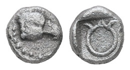 Ionia, Magnesia ad Maeandrum (?). AR, Tetartemorion. 0.21 g. - 5.16 mm. ca. 500-464 BC.
Obv.: Head of an eagle to right.
Rev.: ΘΜ monogram within incu...