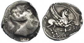 EMPORION, Ampurias (Gerona). Dracma (Ppios. del S. II a. C.). A/ Cabeza femenina a der., rodeada por tres delfines no visibles. R/ Pegaso con cabeza m...