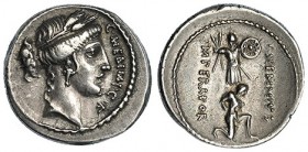 MEMMIA. Denario. Roma (56 a.C.). A/ Cabeza de Ceres coronada de espigas a der., delante: C. MEMMI C.F. R/ Cautivo de rodillas, detrás trofeo; IMPERATO...
