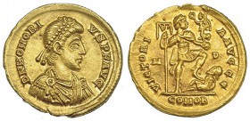 HONORIO. Sólido. Milán (394-395). R/ El Emperador a der. sosteniendo lábaro y a la Victoria sobre globo, cautivo bajo su pie izq.; M-D en el campo y C...