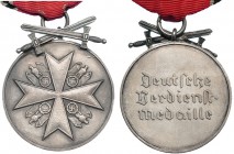ALEMANIA. III Reich. Medalla al mérito con espadas y cinta. En el centro: 835 PR.MÜNZE BERLIN. Plata 38 mm. EBC.