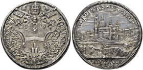 Roma. Clemente XI (Gianfrancesco Albani), 1700-1721 

Mezza piastra anno V/1705, AR 16,02 g. CLEMENS XI – PONT M A XI Stemma sormontato da triregno ...