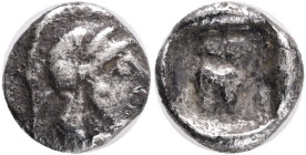 Attica Athen, AR obol 480 - 460 BC Av. Athena head r. At back. Owl r. Standing, l. Olive branch, Svoronos plate, Silver 0,42g
VF