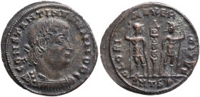 Constantinus 337-350. Æ Thessalonica , 336/7 .Obv.: Laureate and cuirassed bust r. Rev.: Two soldiers standing, facing each other, standard between th...
