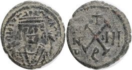 Maurice Tiberius. 582-602. Æ Decanummium,Theupolis. Obv.: Crowned facing bust, wearing consular robe, holding mappa and eagle-tipped scepter. Rev.: La...