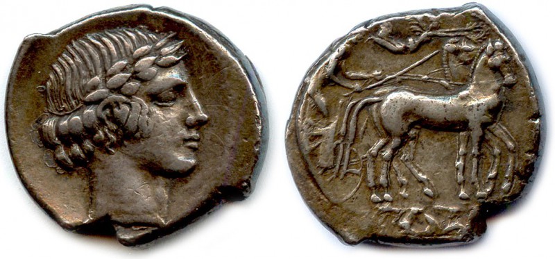 SICILE - CATANE 461-413
Tête laurée d’Apollon, les cheveux relevés sur la nuque....