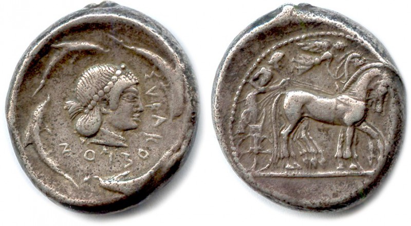 SICILE - SYRACUSE Règne de Gélon 485-478
Tête d’Aréthuse entourée par quatre dau...