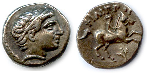 PHILIPPE II 359-336
Tête diadémée d’Apollon, les cheveux courts. 
R/. Cavalier n...