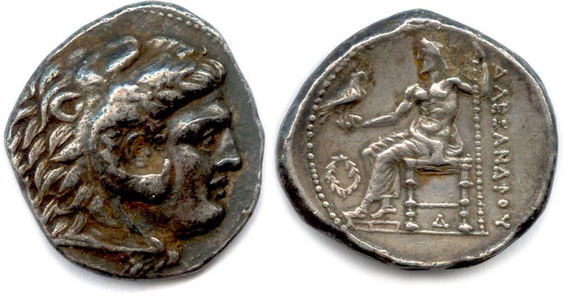 ALEXANDRE III LE GRAND 336-323
Tête d’Héraklès coiffée de la léonté.
 R/. Zeus a...