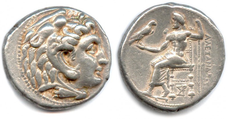 ALEXANDRE III LE GRAND 336-323
Tête d’Héraklès coiffée de la léonté. 
R/. Zeus a...