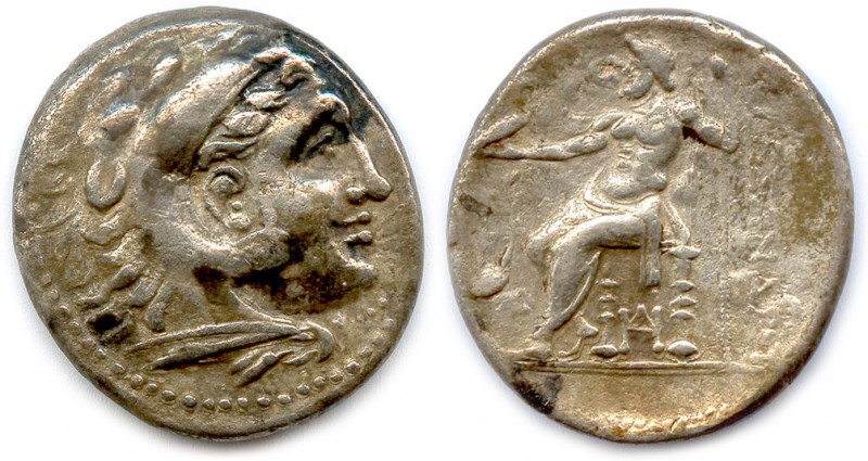 ALEXANDRE III LE GRAND 336-323
Tête d’Héraklès coiffée de laléonté. 
R/. Zeus aë...