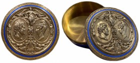 LOUIS-PHILIPPE Ier 1830-1848
Boite à priser en vermeil émaillée bleu ornée d’une médaille en bronze représentant les portraits en regard de Louis-Phil...