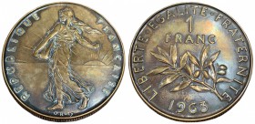 Deux poignées de porte 
en métal argenté représentant l’une l’avers (2170 g
et l’autre le revers (2150 g) de la pièce de 1 Franc
Semeuse d’après Roty ...