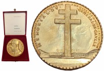 Grande médaille « de table » en bronze doré à l’or fin représentant le 
Général Charles DE GAULLE en uniforme R/. Croix de Lorraine. 
Mémorial à Colom...