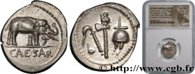 JULIUS CAESAR
Type : Denier 
Date : 49 AC. 
Mint name / Town : Gaule ou Italie 
Metal : silver 
Millesimal fineness : 950  ‰
Diameter : 19,5  mm
Orien...
