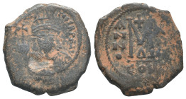 Maurice Tiberius (582-602). Æ 40 Nummi (29mm, 10.76g). Constantinople, uncertain year. Helmeted and cuirassed bust facing, holding globus cruciger. R/...