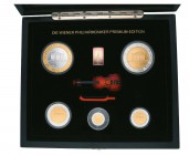 Wiener Philharmoniker Premium Edition 2008 in der Original-Holzkassette mit Glasdeckel sowie einer Miniaturgeige mit Geigenbogen. Die Wiener Philharmo...