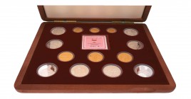 Millenium Serie Österreich mit 6 x Goldmünzen und 8 x Silbermünzen in polierter Platte mit den dazugehörigen Echtheitszertifikaten und der Holzaufbewa...
