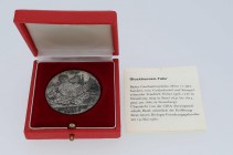 Kleine Partie überwiegend Schweizer Gedenkmünzen zu 5 Franken sowie Schweizer Silbermedaillen zu verschiedenen Anlässen, untergebracht in 2 Lindner Bo...