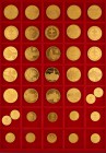 Sammlung von 72 Goldmedaillen mit Schweizer Stadtmotiven. Dabei 48 x 1 Dukat sowie 24 x 5 Dukaten. Jeweils unterschiedliche Jahrgänge und Motive. Zusa...
