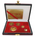 Goldmünzensatz Panda 1990 in polierter Platte. Bestehend aus: 100 Yuan (1 Unze), 50 Yuan (1/2 Unze), 25 Yuan (1/4 Unze), 10 Yuan (1/10 Uze) sowie 5 Yu...