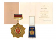 Vaterländischer Verdienstorden in Gold, 1. Ausführung (900/000er-Gold - 1954-1972), 900/000er-Gold, tlw. emailliert, 88.0 g (mit Tragespange), auf der...