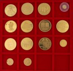 15 Goldmünzen und Goldmedaillen alle Welt. Die Goldmedaillen meist mit 
Bezug zur Schweiz. Zusammen 258,5 g.f.