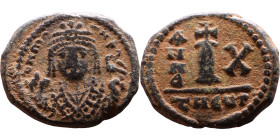 Maurice Tiberius (582-602)  Decanummium Obverse: Crowned bust facing, wearing consular robes, holding mappa and eagle-tipped scepter , Reverse: Large ...