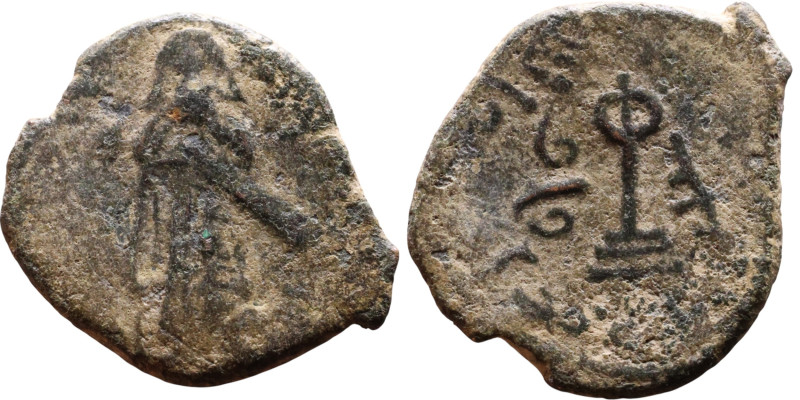 al-Malik ibn Marwan (687-705) Follis. Obverse: Standing caliph Reverse: Modified...