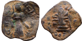 al-Malik ibn Marwan (687-705) Follis. Obverse: Standing caliph Reverse: Modified cross potent set on steps