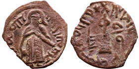 al-Malik ibn Marwan (687-705) Follis. Obverse: Standing caliph Reverse: Modified cross potent set on steps