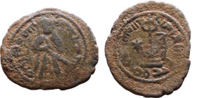 al-Malik ibn Marwan (687-705) Follis. Obverse: Standing caliph Reverse: Modified cross potent set on steps