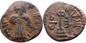 al-Malik ibn Marwan (687-705) Follis. Obverse: Standing caliph Reverse: Modified cross potent set on steps