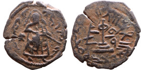 al-Malik ibn Marwan (687-705) Follis. Obverse: Standing caliph Reverse: Modified cross potent set on steps