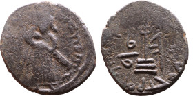 al-Malik ibn Marwan (687-705) Follis. Obverse: Standing caliph Reverse: Modified cross potent set on steps