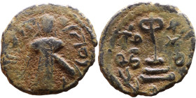 al-Malik ibn Marwan (687-705) Follis. Obverse: Standing caliph Reverse: Modified cross potent set on steps