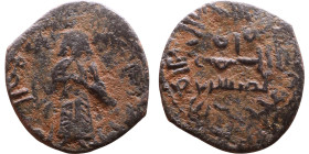 al-Malik ibn Marwan (687-705) Follis. Obverse: Standing caliph Reverse: Modified cross potent set on steps
